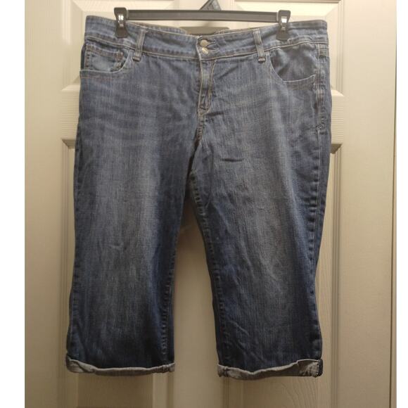 Old Navy Women's Size 16 Diva Mid-Rise Medium Wash Capri Blue Jeans - Picture 1 of 4